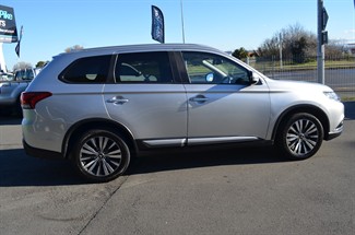 2020 Mitsubishi Outlander - Thumbnail