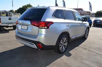 2021 Mitsubishi Outlander - Thumbnail