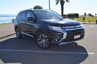 2017 Mitsubishi Outlander - Thumbnail