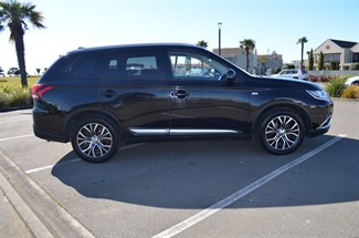 2017 Mitsubishi Outlander - Thumbnail