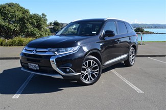 2017 Mitsubishi Outlander - Thumbnail
