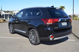 2017 Mitsubishi Outlander - Thumbnail