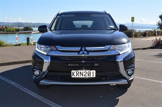2017 Mitsubishi Outlander - Thumbnail